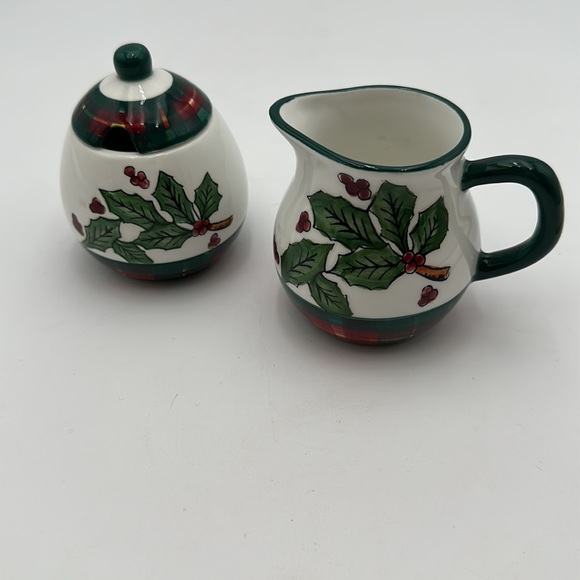 Vintage Christmas creamer and lidded sugar set Pacific Rim HollyBerry - Picture 11 of 16